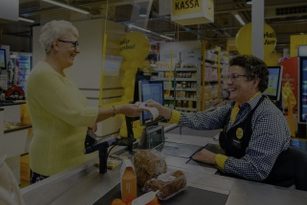Das Foto zeigt eine Dame im Jumbo-Supermarkt an einer Gesprächskasse