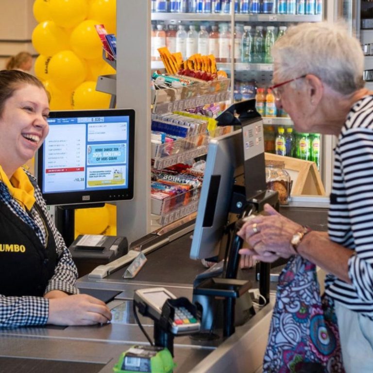 Eine ältere Dame an einer Kletskassa  des Jumbo Supermarkts